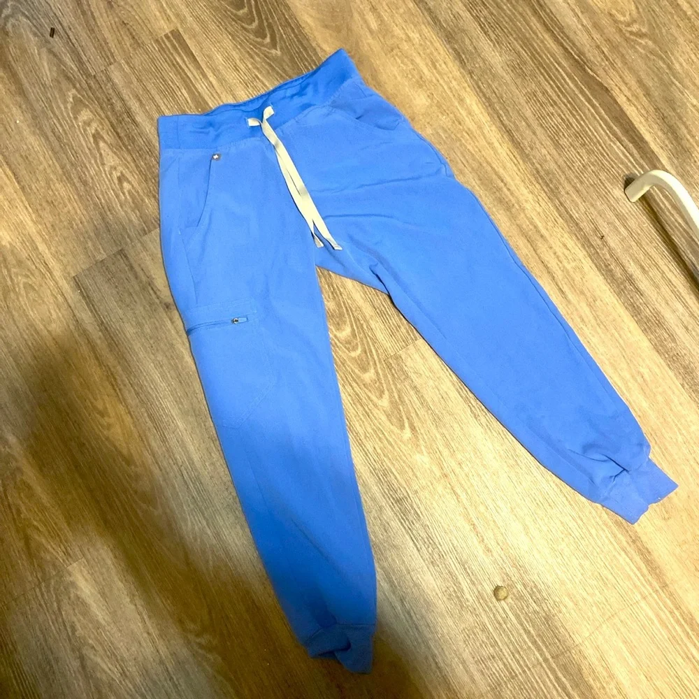 PETITE Figs jogger scrubs - Picture 1 of 2